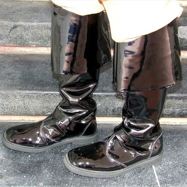 BOTAS NEGRAS DE CHAROL TIPO PIRATA
