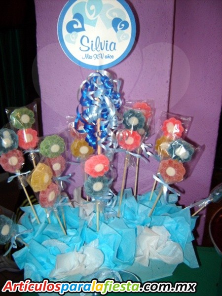 CENTRO DE MESA AZUL Y PALETAS DE GOMITAS