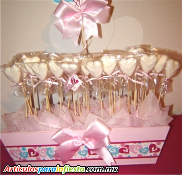 CENTRO DE MESA CON CORAZONES DE CHOCOLATE