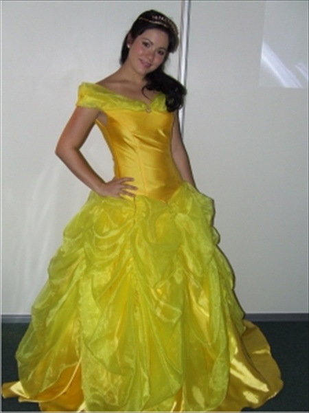 DISFRAZ DE PRINCESA BELLA