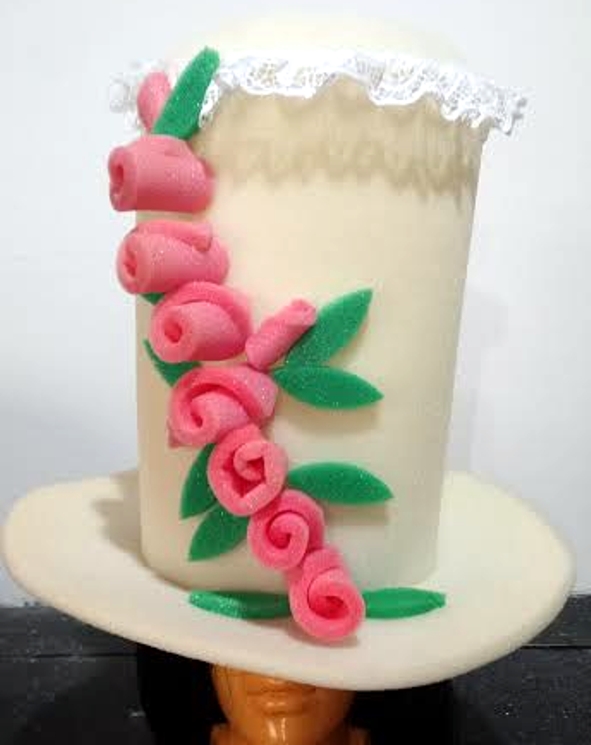 SOMBRERO PARA BATUCADA BLANCO CON FLORES ROSAS
